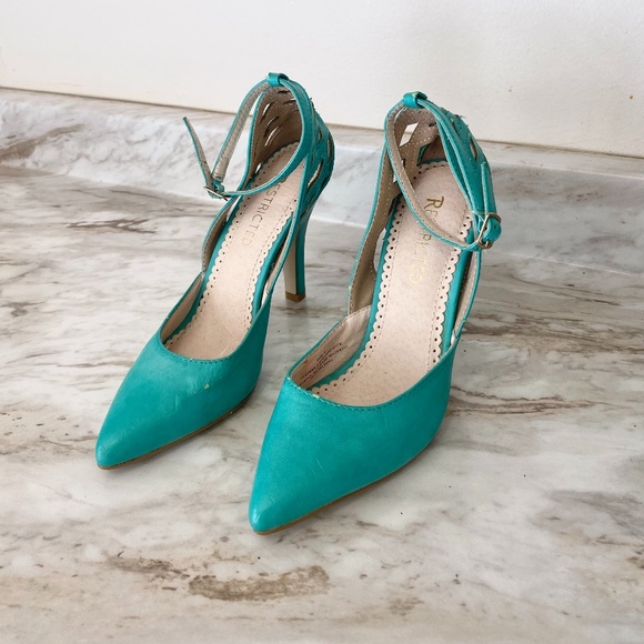 🪞 pointed toe front strap cut out leather heels by restricted women’s size 6 - Picture 3 of 6